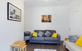 Cheerful 3 Bedroom Home With Free Parking And Wifi